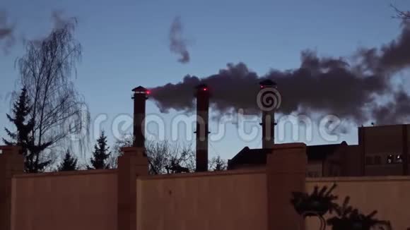 来自工厂管道的蒸汽污染空气视频的预览图