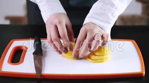 橘子正被切割在切割板上视频的预览图