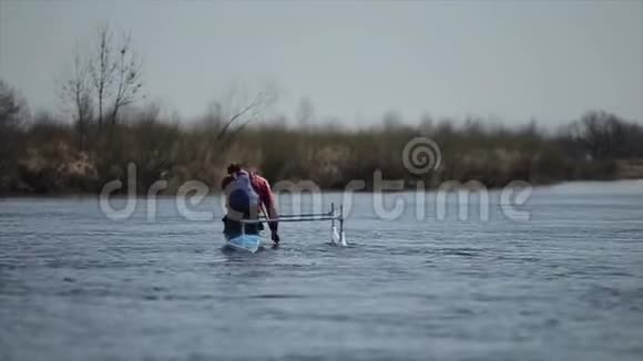 残疾人运动员在河上划独木舟的后景划艇划艇划艇培训皮划艇视频的预览图