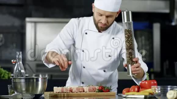 男主厨在厨房里吃肉在工作场所提供丰盛的厨师牛排视频的预览图