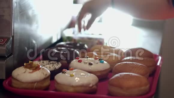 烤甜甜圈是用糖果装饰的视频的预览图