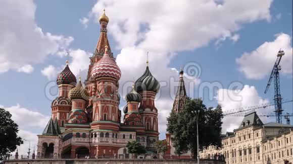 莫斯科红场在俄罗斯莫斯科的圣巴西尔大教堂的时间间隔视图视频的预览图