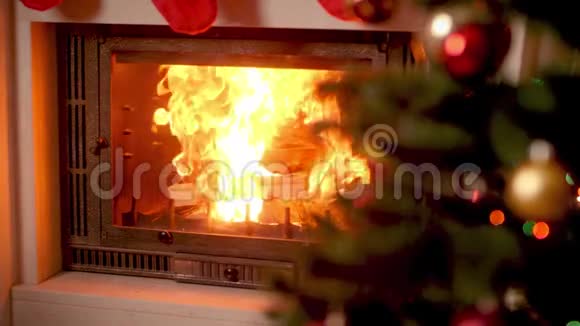 室内装饰圣诞树旁燃烧壁炉4k镜头视频的预览图
