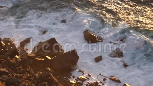 放松的海浪撞击岩石海岸视频的预览图