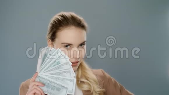 性感的女人拿着钱迷年轻的女商人卖钱的粉丝视频的预览图