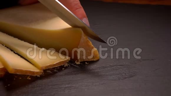 硬山羊奶酪切成三角形视频的预览图