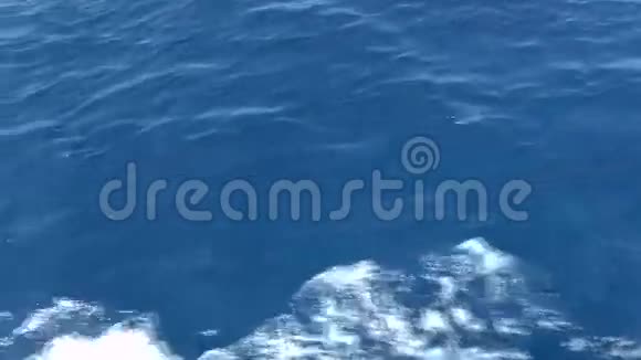 从船上掀起的海浪视频的预览图