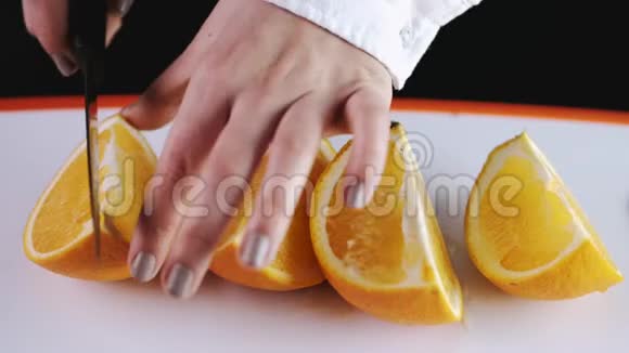 大橙子正在切割并在切割板上切片视频的预览图