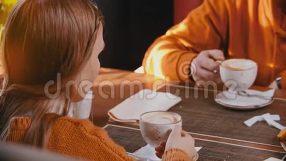 一家人坐在酒店的餐厅里喝咖啡视频的预览图