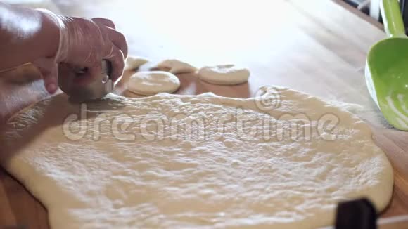面包师正在把甜甜圈糕点切成圆形视频的预览图