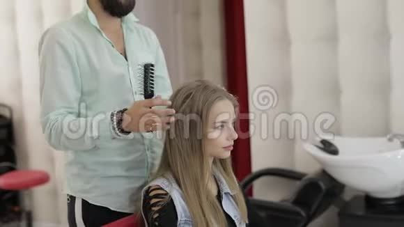 专业理发师造型修复模型头发制作音量发型视频的预览图