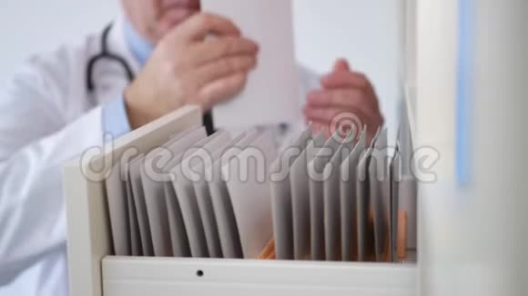 医院办公室在读医疗文件的医生形象视频的预览图