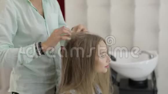 专业理发师造型修复模型头发制作音量发型视频的预览图