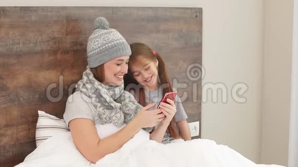 快乐的母亲和小女孩躺在床上视频的预览图