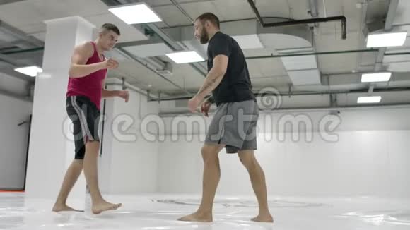 摔跤手移动到对手抓取和滚动与整理在垫子上缓慢的运动视频的预览图