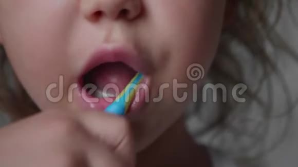 小女孩的特写嘴在用牙刷刷牙视频的预览图