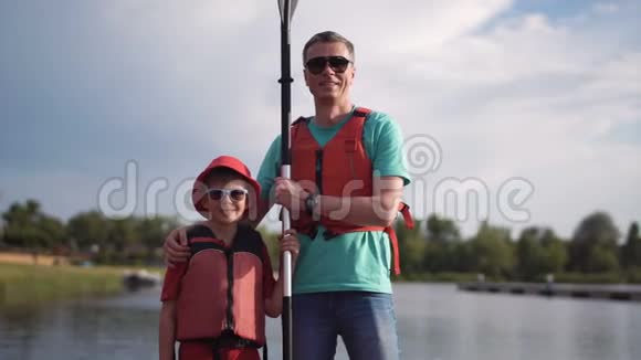 男人和男孩用桨摆姿势视频的预览图