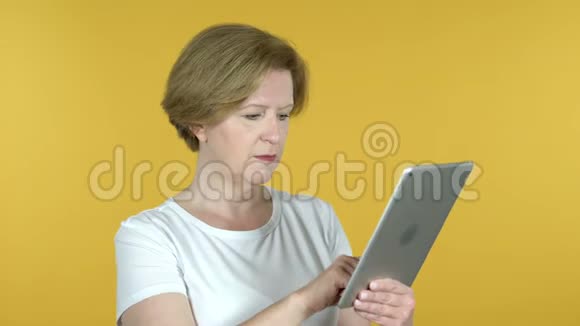 老女人对黄背片损失的反应视频的预览图
