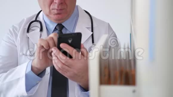 医生用手机和搜索医疗文件视频的预览图