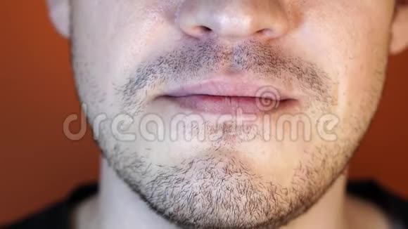 男人用红色口红涂嘴唇特写视频的预览图