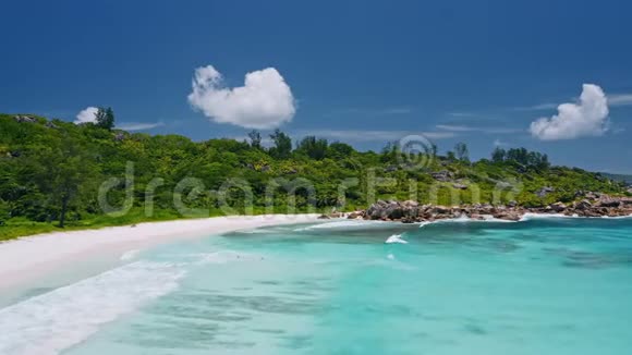 鸟瞰热带天堂海滩安塞可可未被认出的游客在晶莹剔透的蓝色泻湖里游泳拉迪格视频的预览图