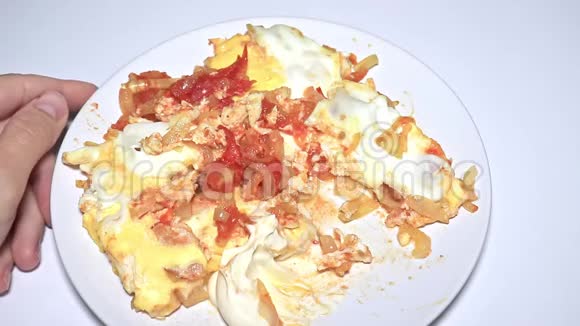 女人吃煎蛋卷炒鸡蛋配上炒西红柿和洋葱视频的预览图