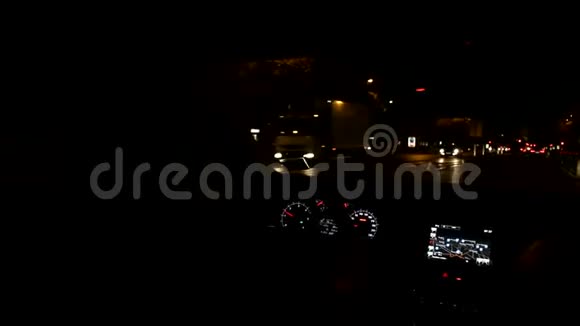 夜间城市交通的挡风玻璃景观视频的预览图