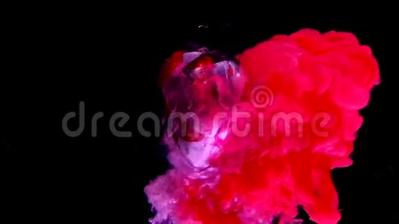 美丽的心在黑色背景上的粉红色烟雾中旋转视频的预览图