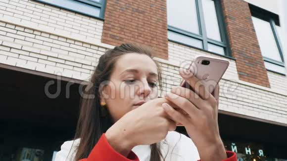 女人用智能手机发送音频信息视频的预览图