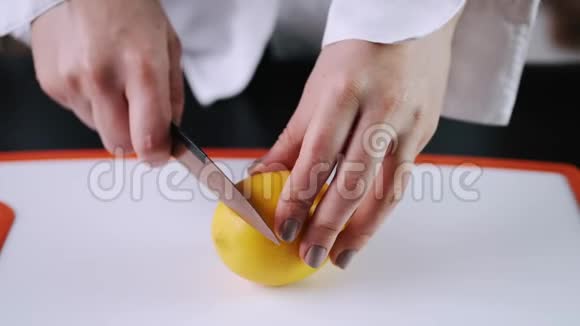 橘子正在切割板上视频的预览图