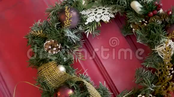 圣诞装饰以冷杉树枝和节日玩具的形式出现视频的预览图