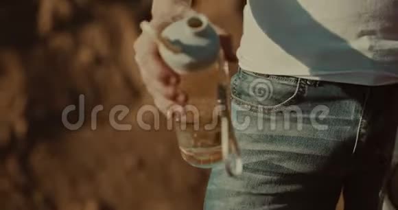 热沙漠的男性沙士饮用水视频的预览图