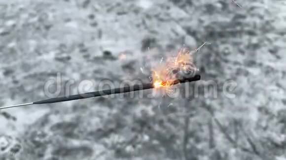 孟加拉火在冬季蓝色背景下燃烧得非常明亮视频的预览图