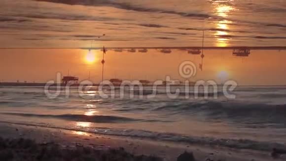 黎明时海滨的特殊影响视频的预览图