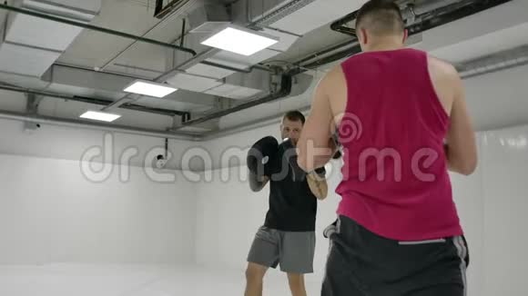 拳击手用手和脚进行攻击打击躲避对手的打击休克训练视频的预览图