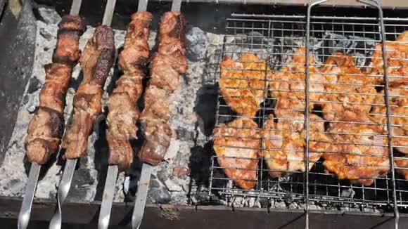 厨师把什锦烤肉牛肉猪肉做成烧烤派对视频的预览图