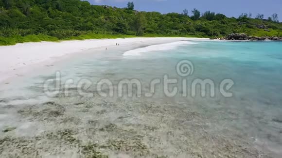 高空低空飞行的影像在安塞科可的热带白沙滩和绿松石水泻湖上空有长波视频的预览图