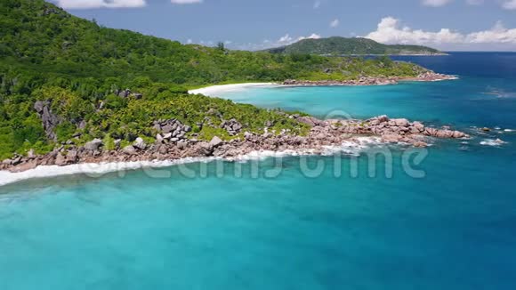 空中飞行沿着迷人的热带海岸线独特的天堂拉迪格岛奇异的花岗岩巨石热带雨林视频的预览图
