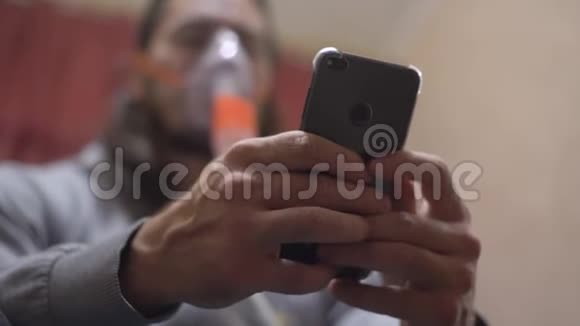 男人生病了做医疗手术吸入治疗看智能手机新闻视频的预览图