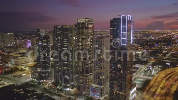 迈阿密市中心豪华高层房地产黄昏空中视频视频的预览图