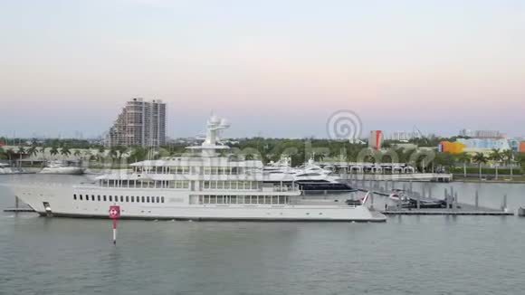 迈阿密游艇码头的空中镜头4k60p视频的预览图
