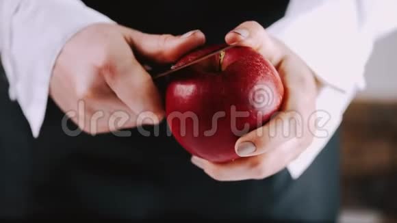 多汁的苹果水果正在切割板上剥皮视频的预览图