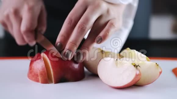 苹果水果正被切在切割板上视频的预览图