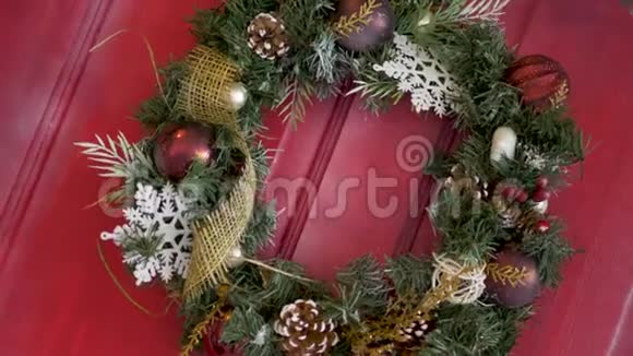 圣诞装饰以冷杉树枝和节日玩具的形式出现视频的预览图