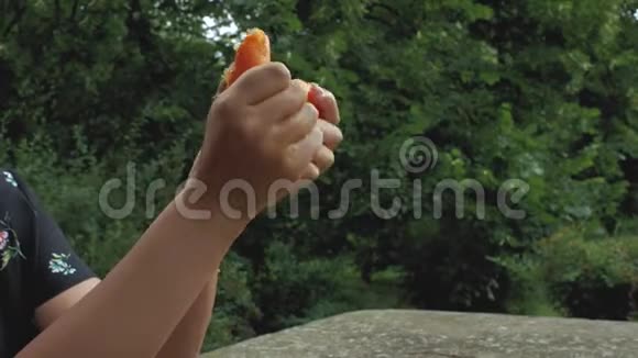性感的西班牙黑发女人把橘子捏在手里橘子汁顺着她的手臂流下4k4k视频视频的预览图