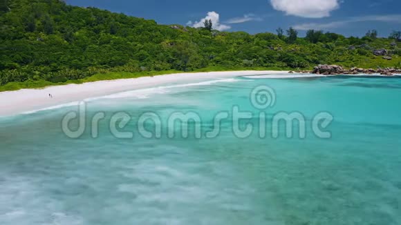 鸟瞰热带天堂海滩安塞可可与宽蓝色泻湖白色的沙滩海岸线和漫长的浅水区视频的预览图