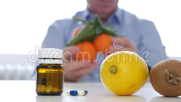 医生提供水果维他命补充剂而不是经典的药丸视频的预览图