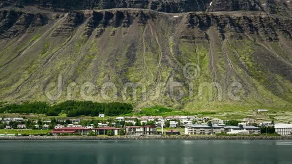 落基山底部的房子冰岛的风景视频的预览图