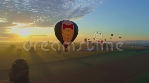 在太阳升起的气球节上早晨发射热气球的鸟瞰图视频的预览图