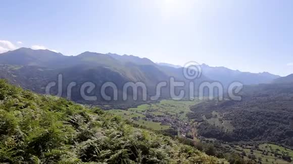 奥索河谷全景法国比利牛斯山脉有一个小村庄视频的预览图